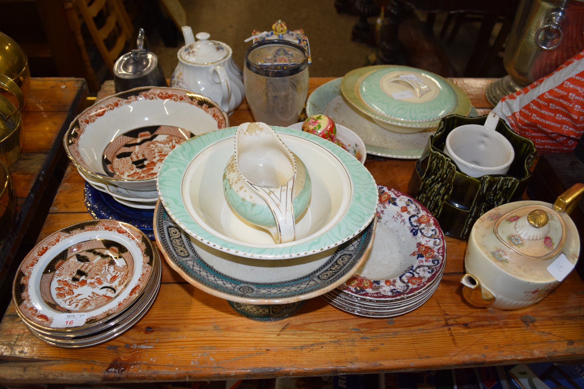 QUANTITY OF CERAMICS INCLUDING CROWN DEVON TEA POT, MAJOLICA TYPE VASE ETC