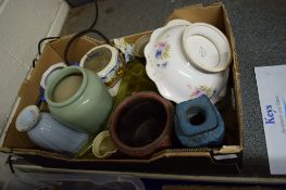 BOX CONTAINING CERAMIC ITEMS INCLUDING MID-20TH CENTURY BISCUIT BARREL WITH METAL COVER AND BASKET