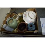 BOX CONTAINING CERAMIC ITEMS INCLUDING MID-20TH CENTURY BISCUIT BARREL WITH METAL COVER AND BASKET