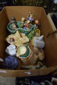 BOX CONTAINING CERAMIC ITEMS INCLUDING A SMALL CLARICE CLIFF MILK JUG AND SYLVAC JAR AND COVER