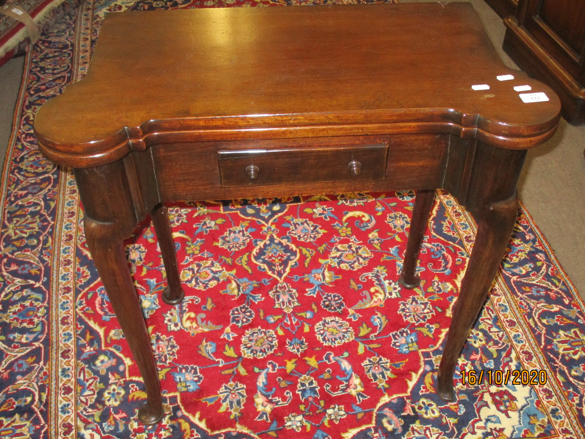 Georgian mahogany fold-top tea table with single frieze drawer and cabriole supports with pad