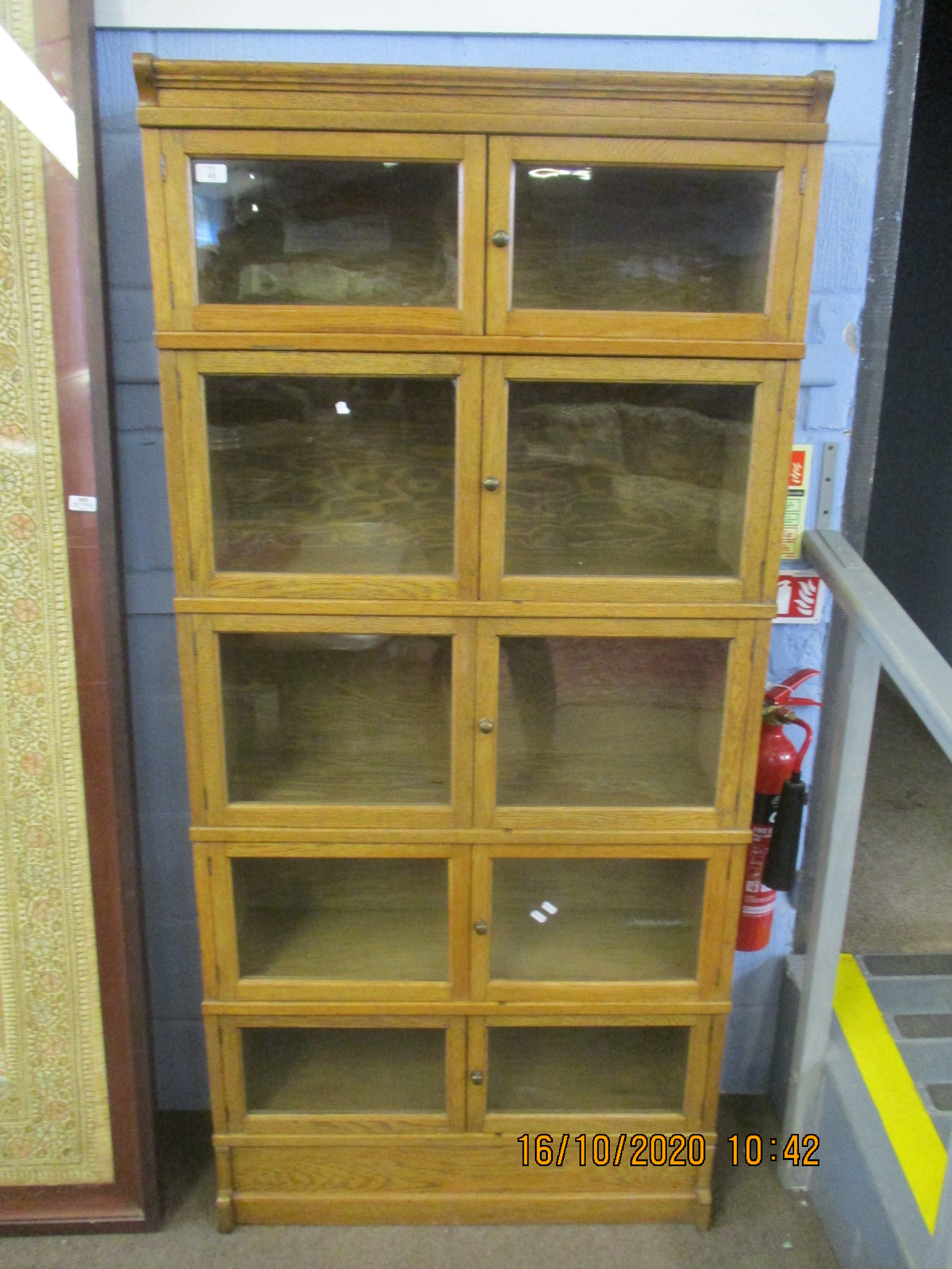 Oak sectional bookcase in the Globe Wernicke manner, comprising five glazed sections on a plinth