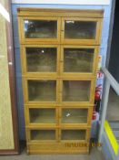 Oak sectional bookcase in the Globe Wernicke manner, comprising five glazed sections on a plinth