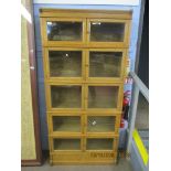 Oak sectional bookcase in the Globe Wernicke manner, comprising five glazed sections on a plinth