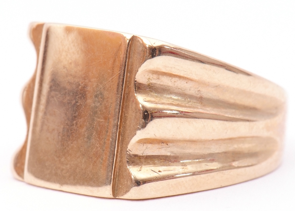 Large 9ct gold gent's signet ring, the plain polished rectangular panel raised between carved and - Image 2 of 10