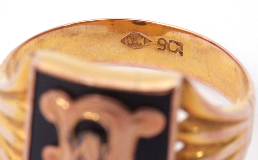 9ct stamped gent's ring with central rectangular onyx panel applied with a decorative "L" and raised - Image 7 of 9