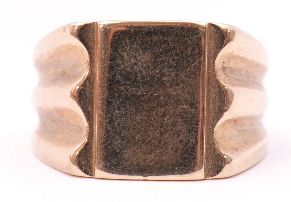 Large 9ct gold gent's signet ring, the plain polished rectangular panel raised between carved and - Image 3 of 10