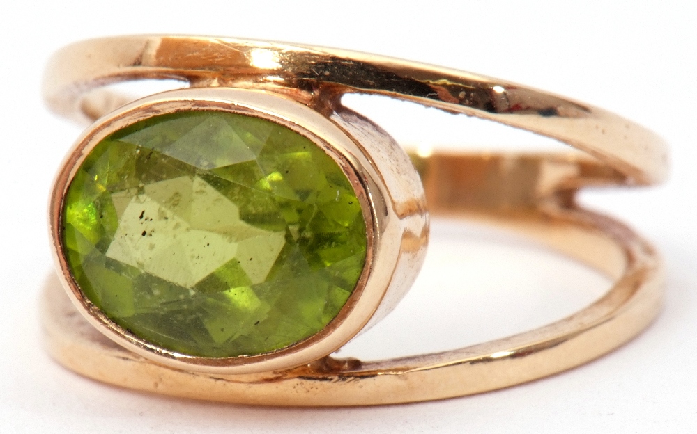 9ct gold peridot ring, the oval faceted peridot bezel set between split plain polished shoulders, - Image 2 of 8