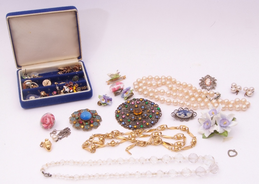 Mixed Lot: costume jewellery to include a gold plated necklace, porcelain floral brooch, simulated