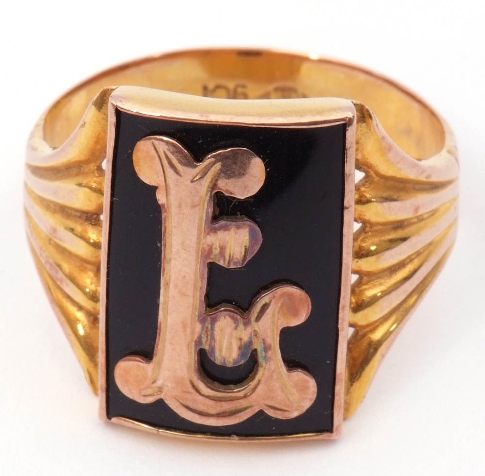 9ct stamped gent's ring with central rectangular onyx panel applied with a decorative "L" and raised - Image 9 of 9