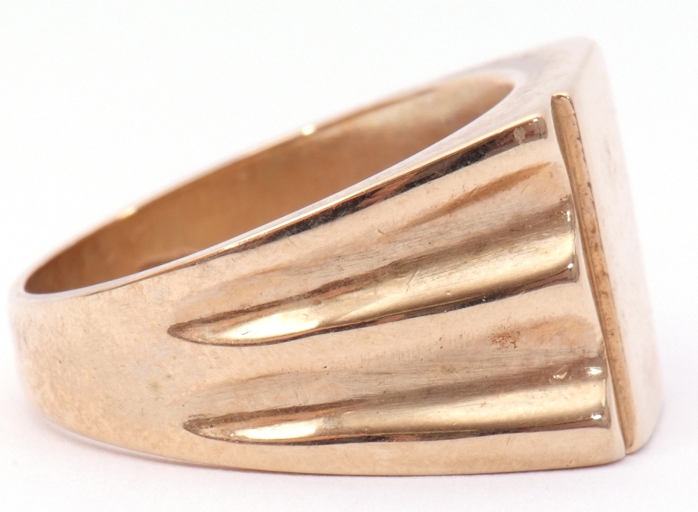 Large 9ct gold gent's signet ring, the plain polished rectangular panel raised between carved and - Image 7 of 10