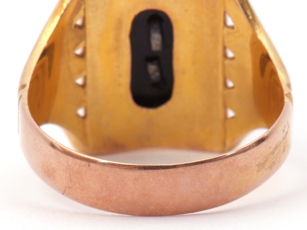 9ct stamped gent's ring with central rectangular onyx panel applied with a decorative "L" and raised - Image 5 of 9