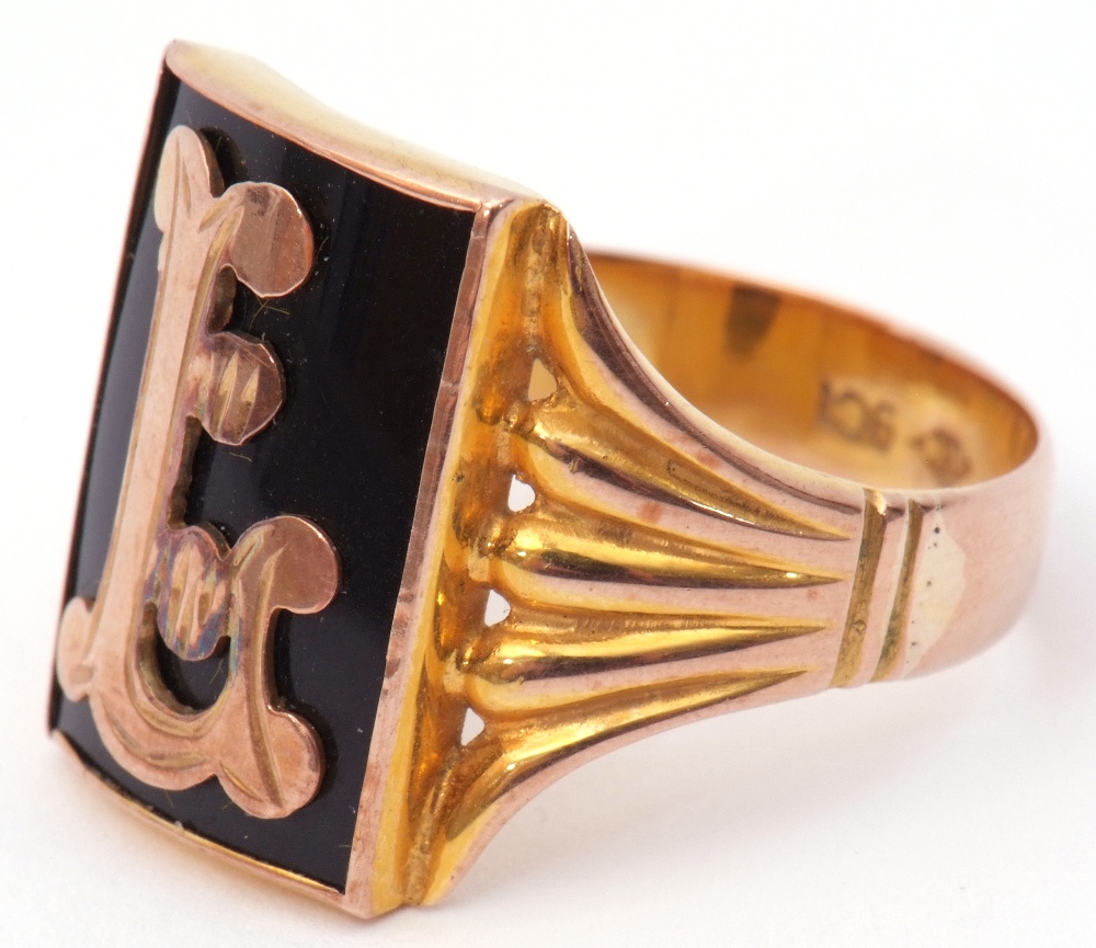 9ct stamped gent's ring with central rectangular onyx panel applied with a decorative "L" and raised - Image 8 of 9