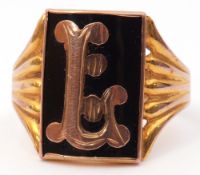 9ct stamped gent's ring with central rectangular onyx panel applied with a decorative "L" and raised