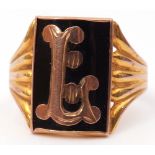 9ct stamped gent's ring with central rectangular onyx panel applied with a decorative "L" and raised