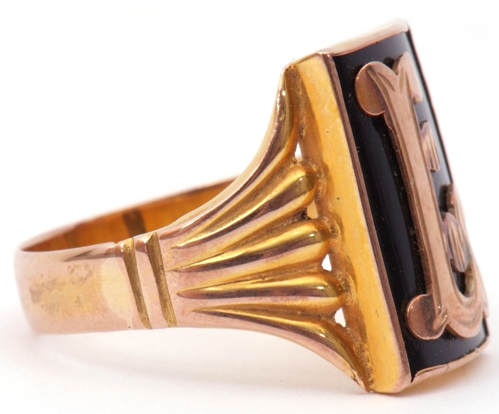 9ct stamped gent's ring with central rectangular onyx panel applied with a decorative "L" and raised - Image 4 of 9