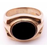 Gent's 9ct gold and onyx panelled ring, the oval onyx panel in rub-over setting raised between