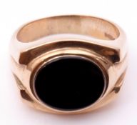 Gent's 9ct gold and onyx panelled ring, the oval onyx panel in rub-over setting raised between