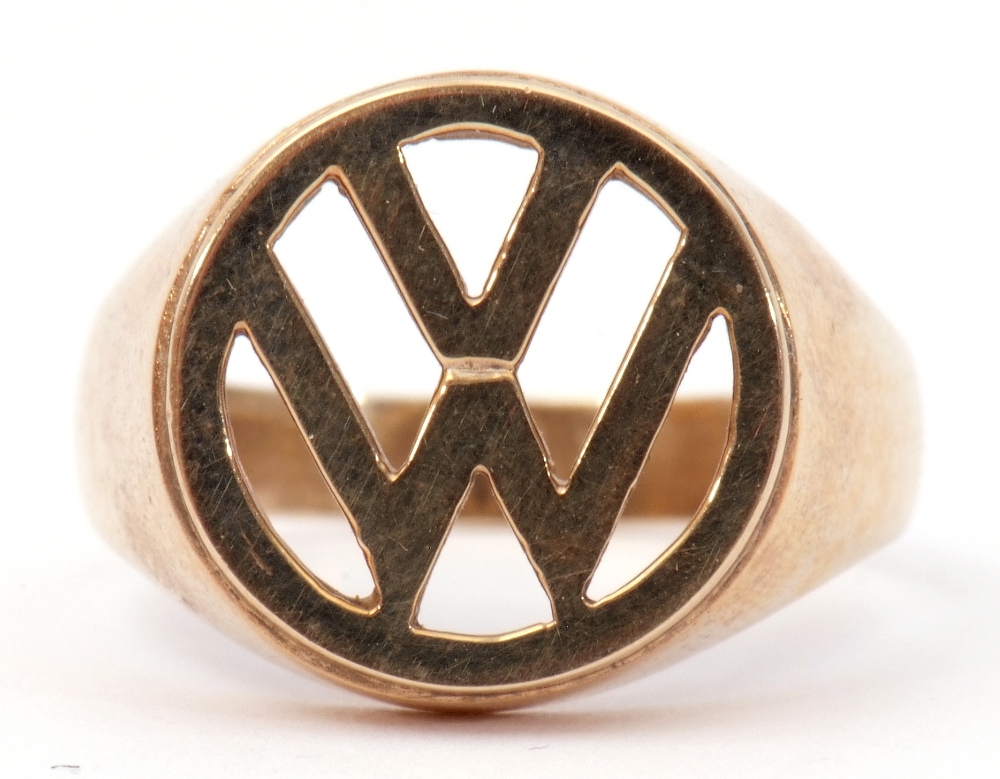 9ct gold ring, the pierced panel with the VW emblem, plain polished overall, size T, 5.1gms - Image 7 of 7