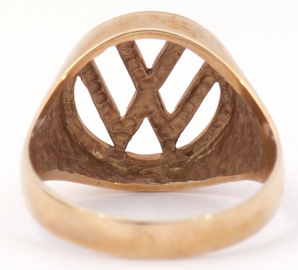 9ct gold ring, the pierced panel with the VW emblem, plain polished overall, size T, 5.1gms - Image 3 of 7