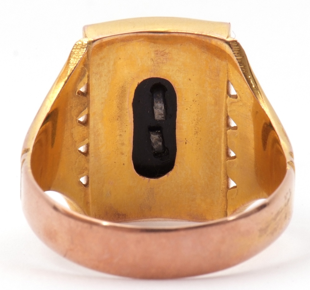 9ct stamped gent's ring with central rectangular onyx panel applied with a decorative "L" and raised - Image 3 of 9