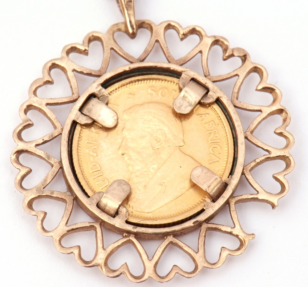 1981 1/10 gold Krugerrand in a 9ct gold heart framed pendant mount (a/f) suspended on a 375 - Image 3 of 3