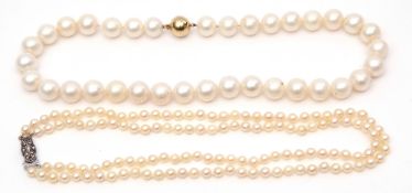 Mixed Lot: modern single row of large simulated pearls to a 375 stamped spear clasp, together with a