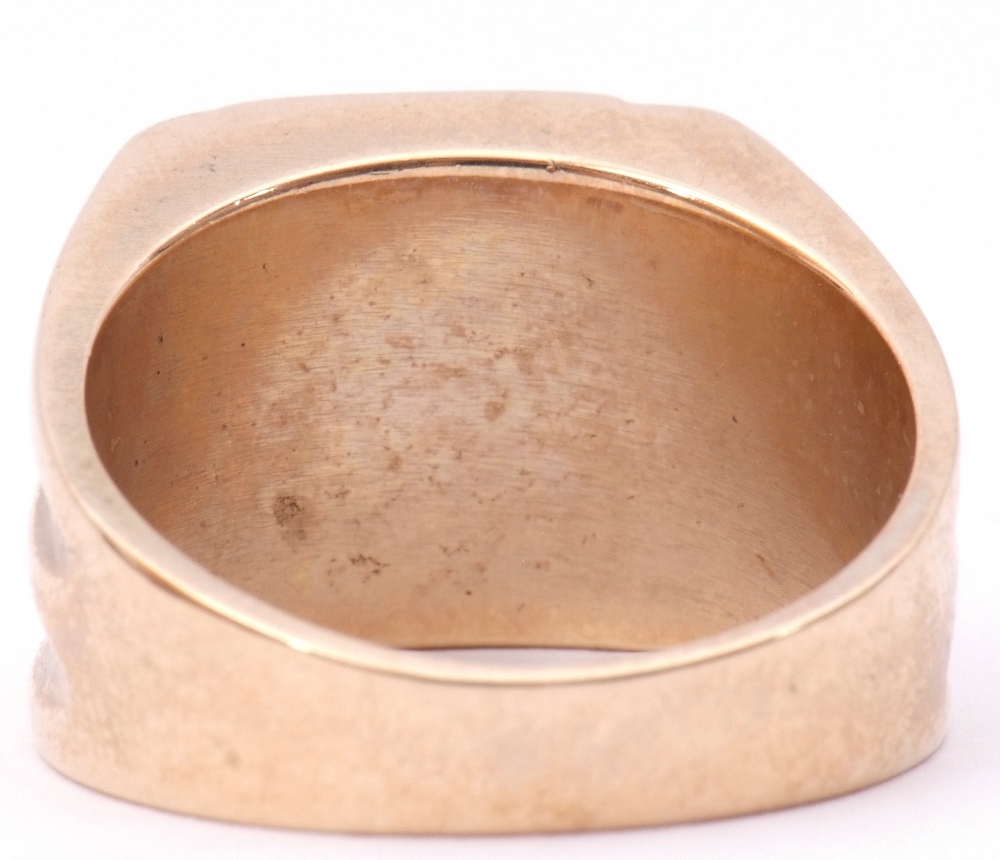 Large 9ct gold gent's signet ring, the plain polished rectangular panel raised between carved and - Image 5 of 10