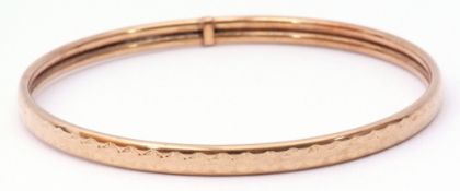 9ct gold bangle with continuous diamond engraved design, 7cm diam, 5.2gms