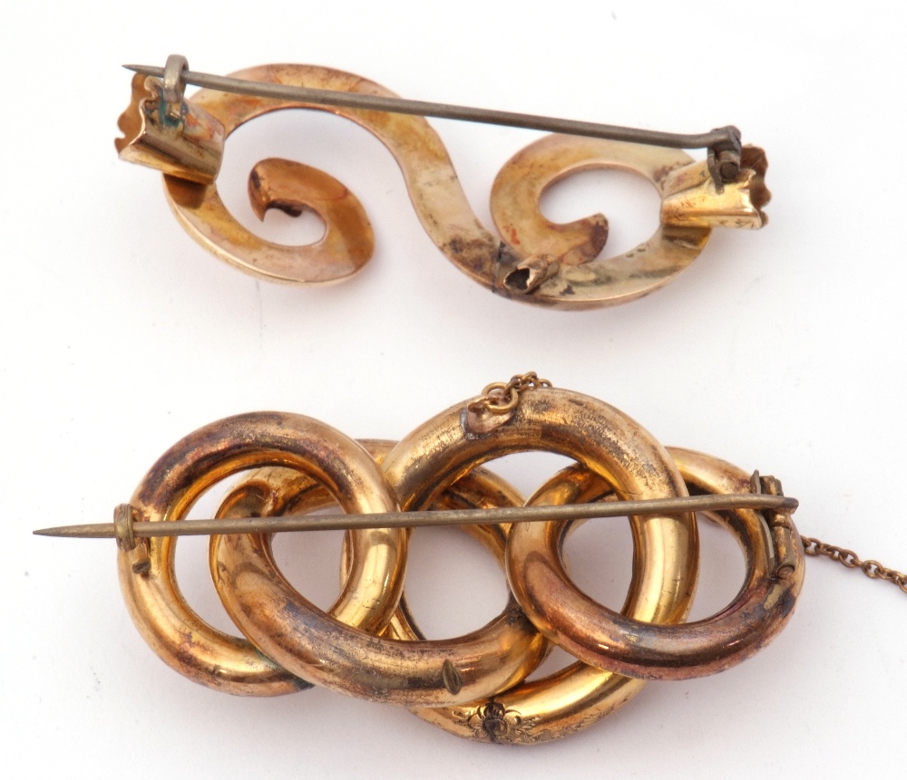 Mixed Lot: yellow metal "S" scroll brooch (a/f) with a steel pin fitting, g/w 4.9gms, together - Image 2 of 2