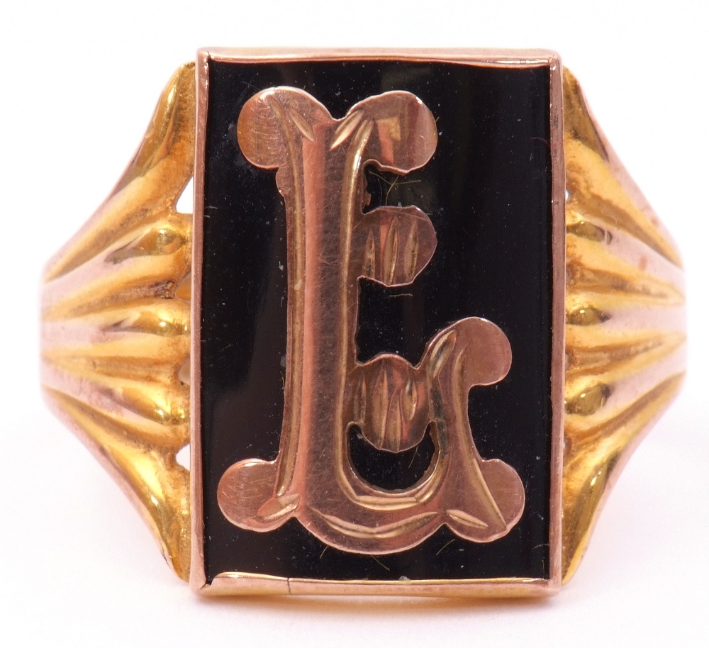 9ct stamped gent's ring with central rectangular onyx panel applied with a decorative "L" and raised - Image 6 of 9
