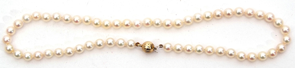 Cultured pearl necklace, a single row of uniform beads, 6mm diam, to a 375 stamped ball clasp, - Image 2 of 4