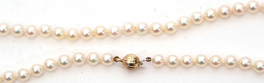 Cultured pearl necklace, a single row of uniform beads, 6mm diam, to a 375 stamped ball clasp, - Image 3 of 4