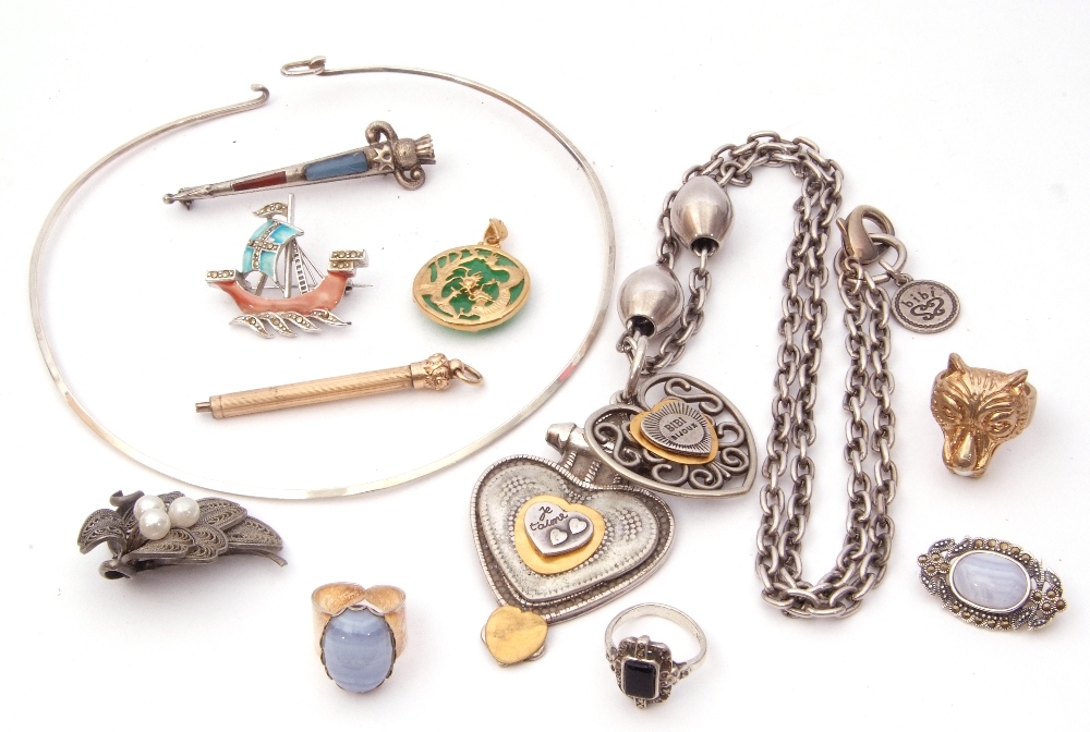 Mixed Lot: silver agate set dirk brooch (a/f), a metal cased pencil, large double heart pendant