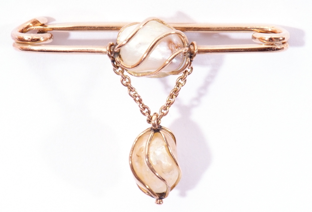 Baroque pearl pin brooch centring a wire work set baroque pearl with similar set dropper below, - Image 2 of 2
