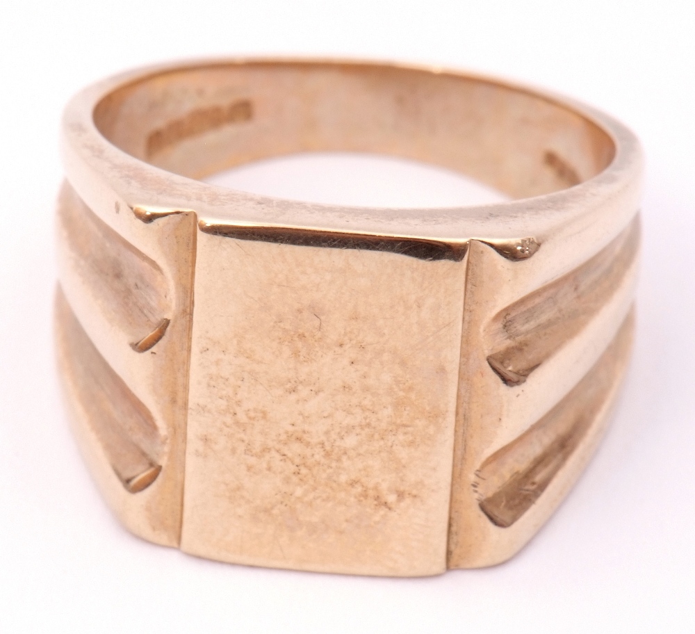 Large 9ct gold gent's signet ring, the plain polished rectangular panel raised between carved and - Image 8 of 10