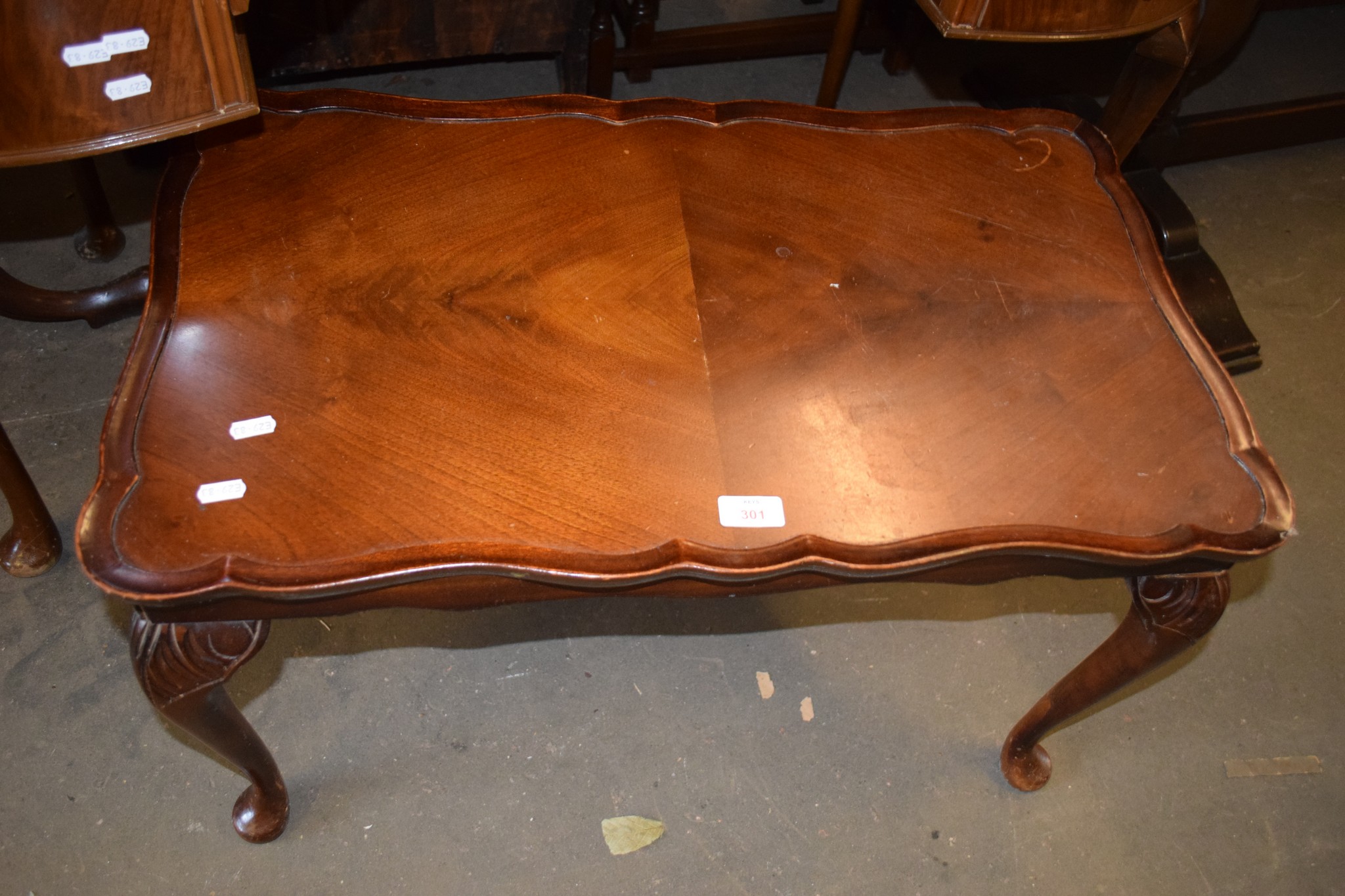 REPRODUCTION MAHOGANY COFFEE TABLE, 73CM WIDE