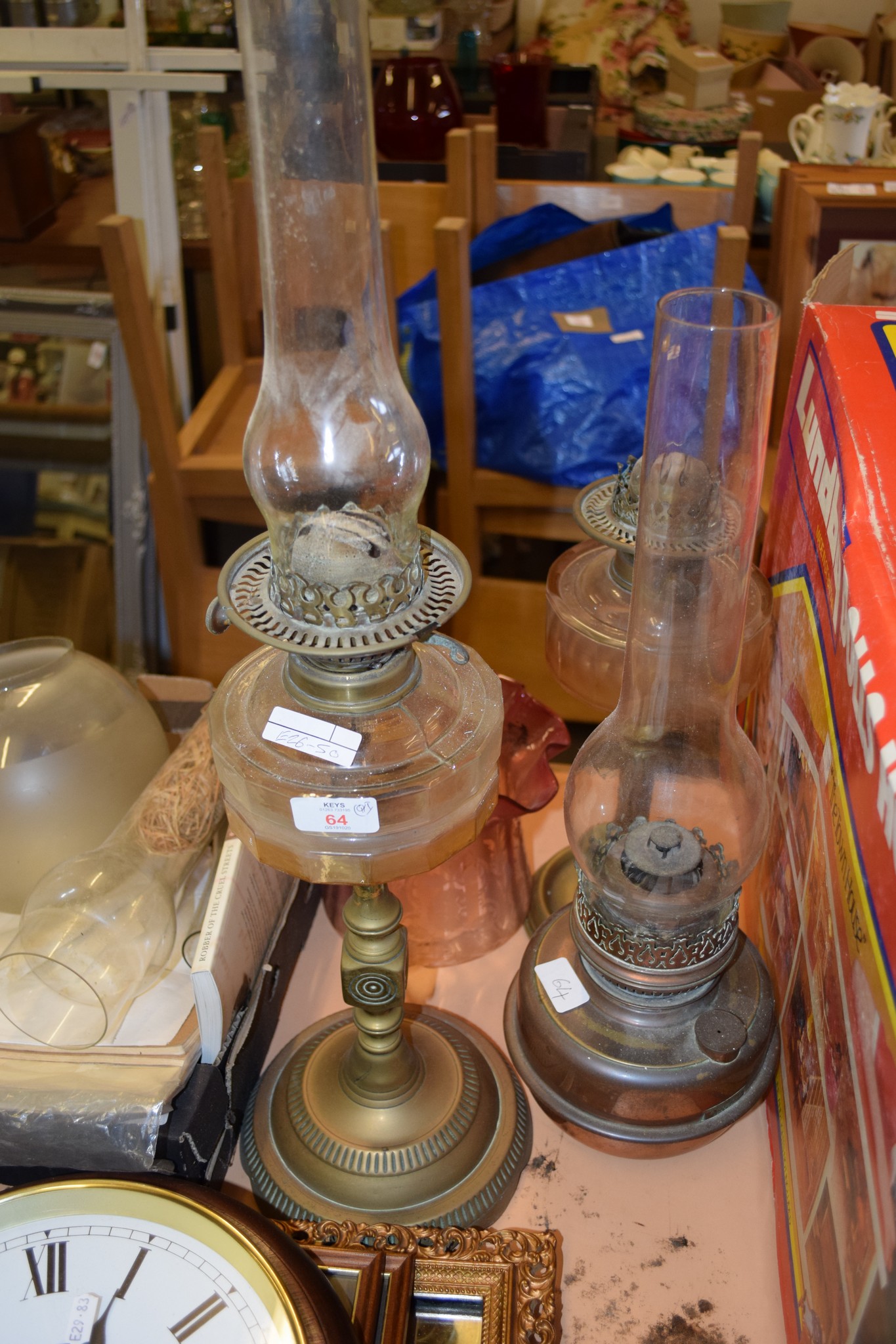 OIL LAMP WITH GLASS RESERVOIR ON BRASS STEM, FURTHER OIL LAMP AND GLASS SHADES