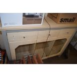 MODERN LIGHT WOOD THREE DRAWER AND GLAZED SIDEBOARD, 134CM WIDE