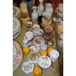 MIXED CHINA WARES INCLUDING AN AYNSLEY VASE, AYNSLEY COTTAGE GARDEN VASES, TOBY JUG ETC