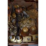BOX OF VARIOUS BRASS AND COPPER ITEMS INCLUDING MODEL OF A GOLFER AND SOME HORSE BRASSES ON