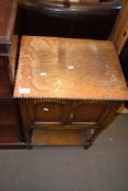 EARLY 20TH CENTURY OAK BEDSIDE CABINET, 46CM WIDE