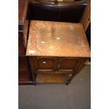 EARLY 20TH CENTURY OAK BEDSIDE CABINET, 46CM WIDE