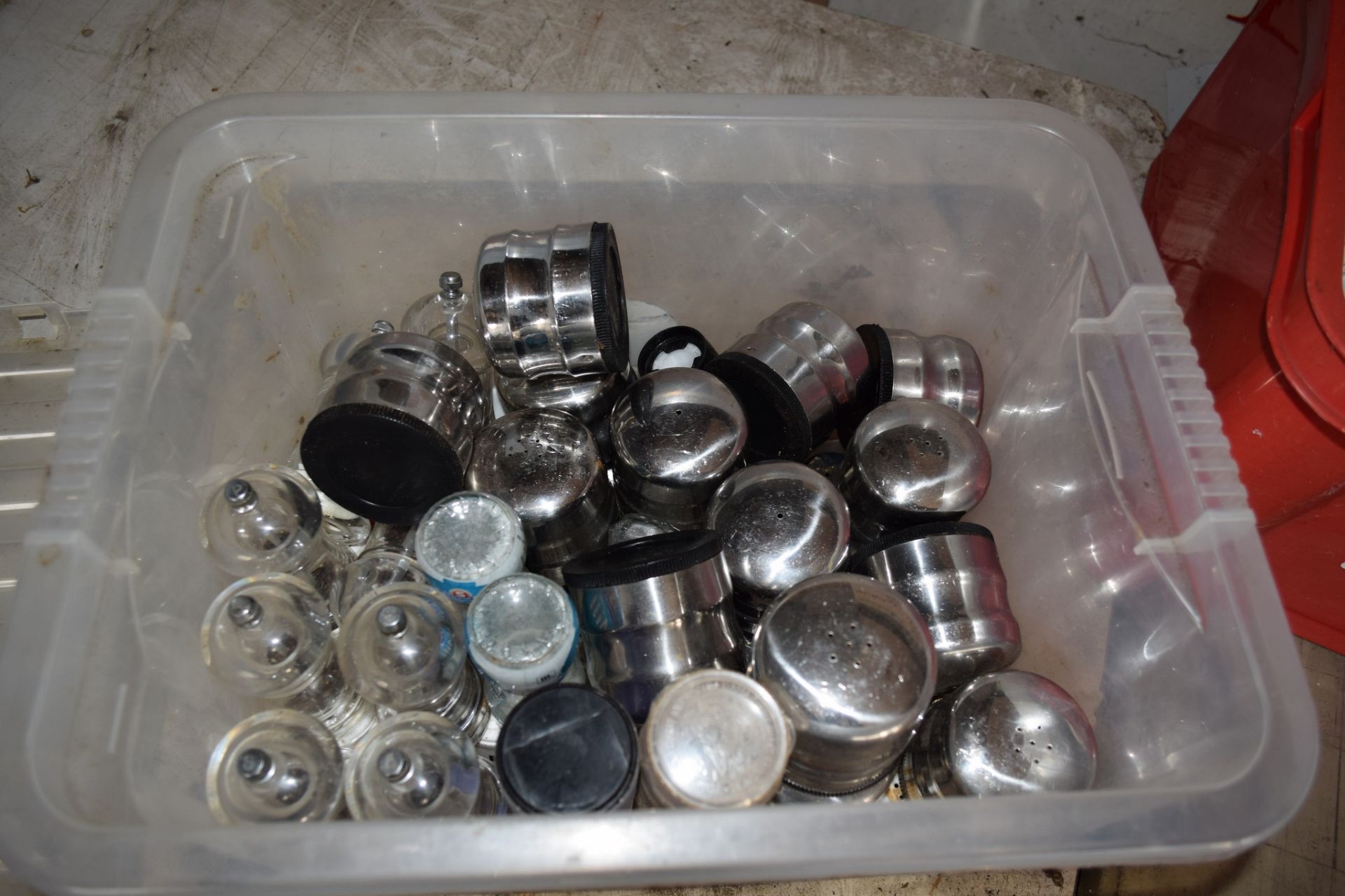 Box: lge qty various Salt & Pepper pots, incl stainless steel sets, grinders, etc. - Image 2 of 2