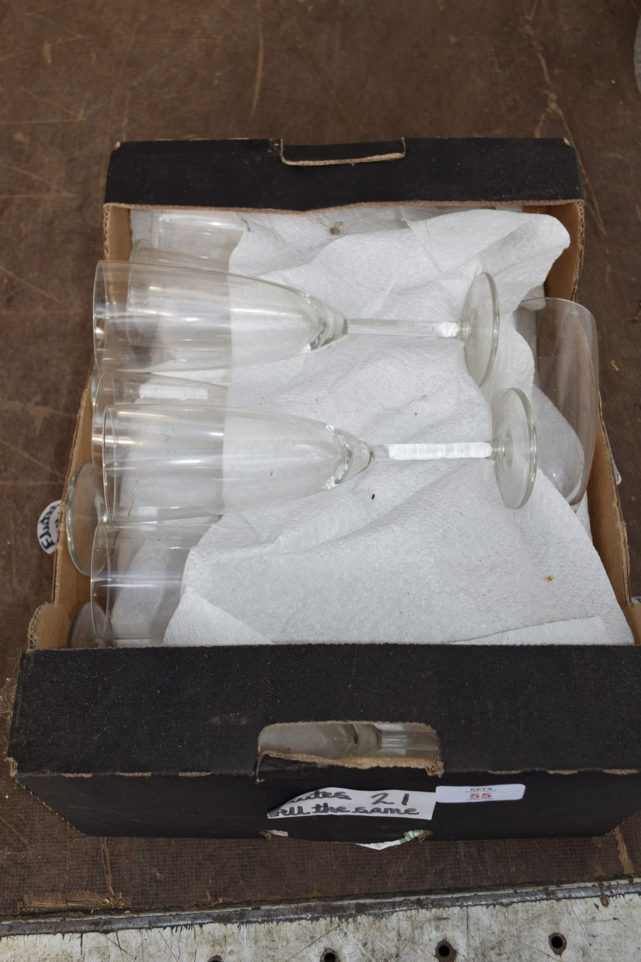 Box: 21 Champagne Flutes.