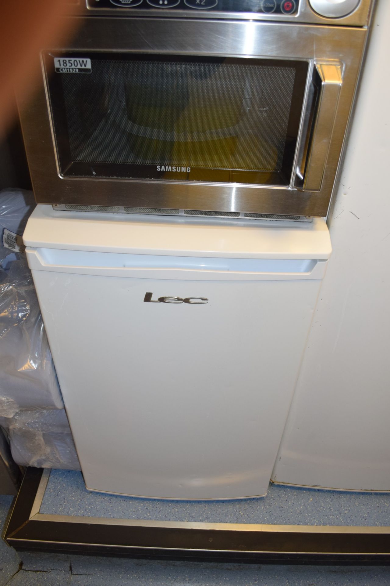 LEC undercounter Refrigerator, size 83 x 50 x 54 cm. Currently in daily use. Being sold due to - Image 2 of 2