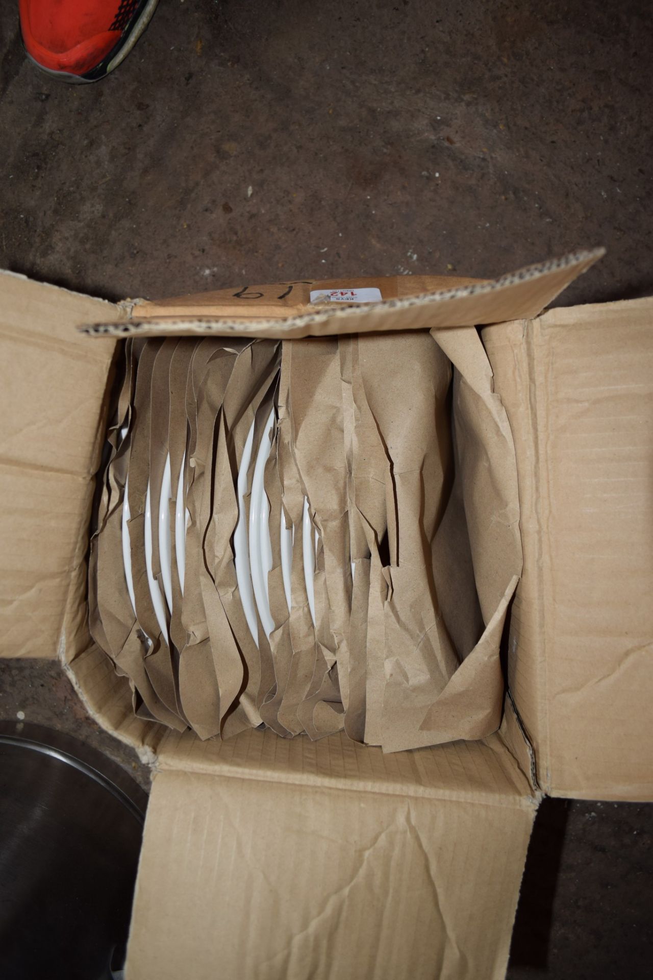 Box: 19 white Dinner Plates.