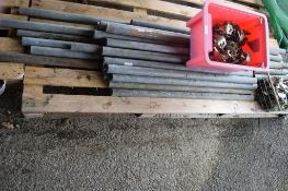 QUANTITY OF VARIOUS SHORT SCAFFOLD POLES AND CLIPS