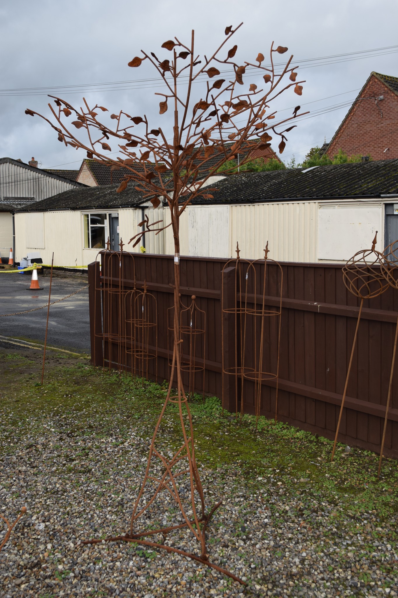 METAL GARDEN SCULPTURE FORMED AS A TREE, APPROX 2.5M HIGH