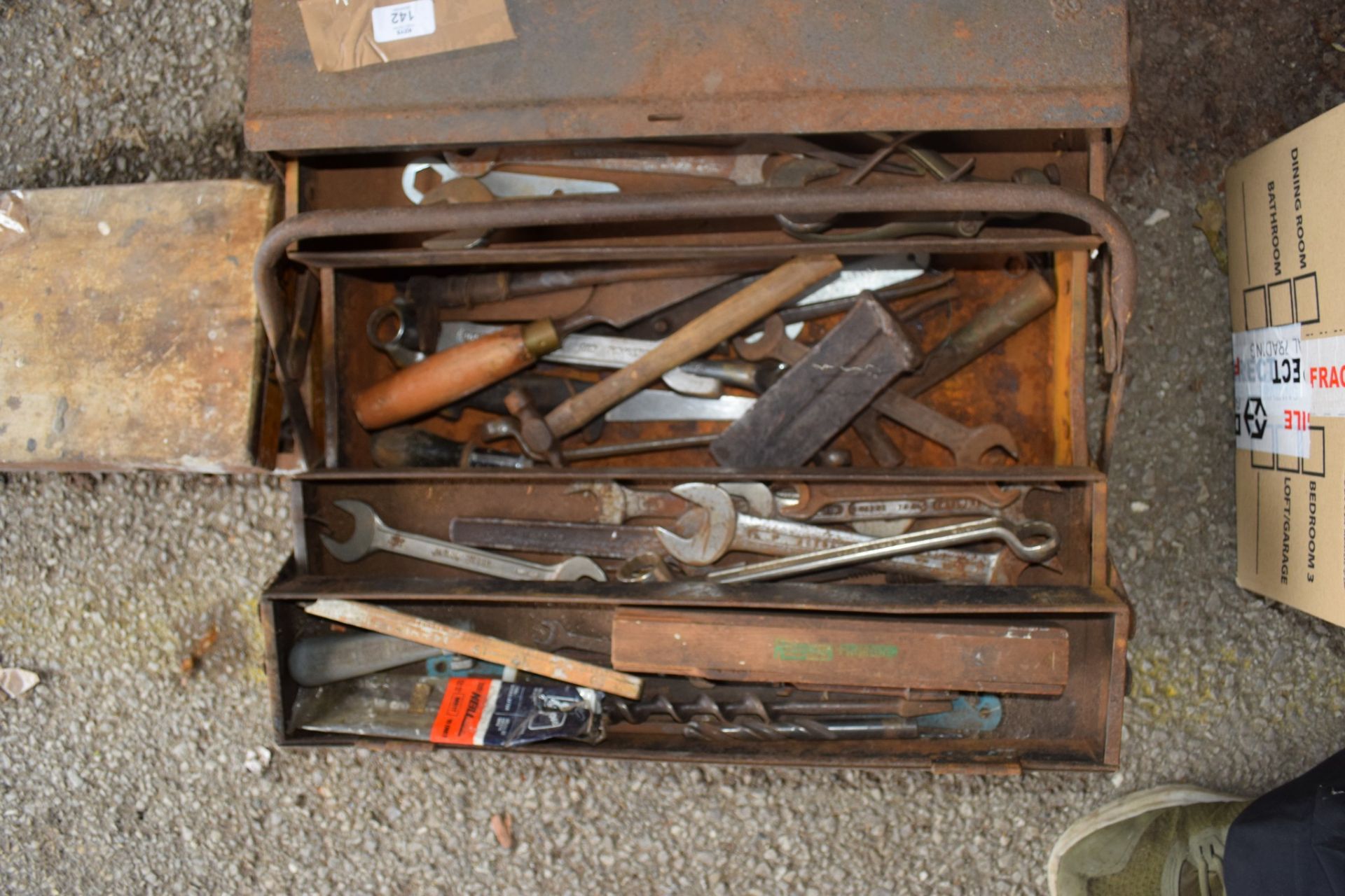 METAL CANTILEVER TOOLBOX AND CONTENTS TO INCLUDE VARIOUS DRILL BITS, TOOLS ETC